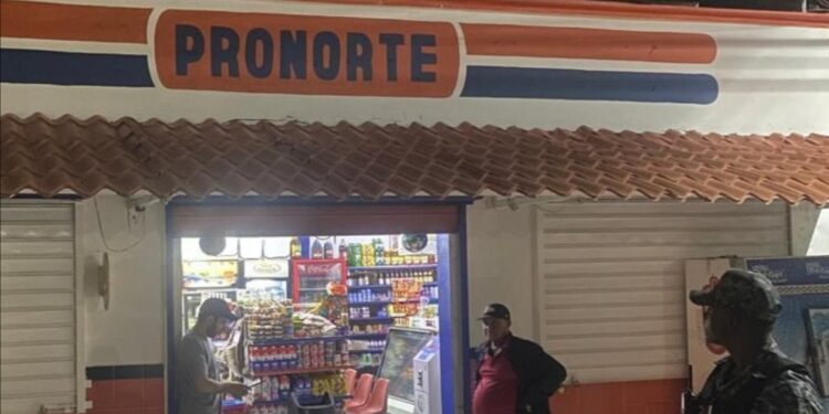 Hieren haitiano de un disparo mientras robada en Supermercado de Dajabón