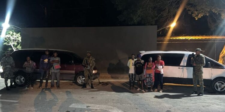 La cuarta brigada del ejército ocupa tres vehículos y un arma de fuego en poder de Potea Haitiano en la Linea Noroeste 