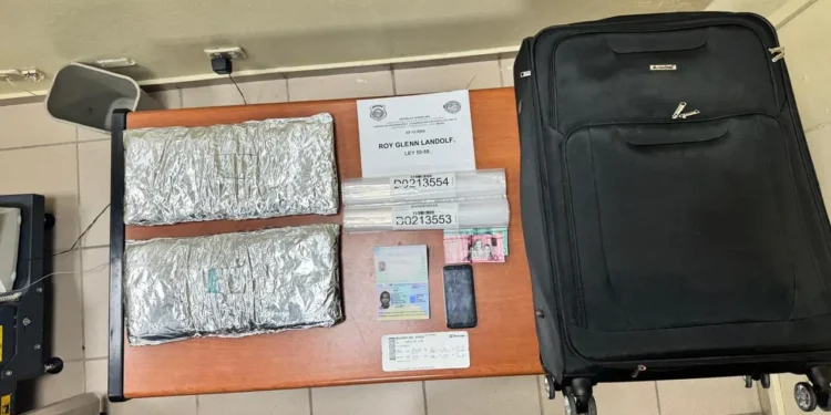 Atrapan holandés con cuatro kilos de cocaína en el Aeropuerto del Cibao