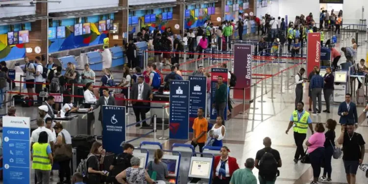 Apagón paraliza operaciones en la terminal Sur del AILA