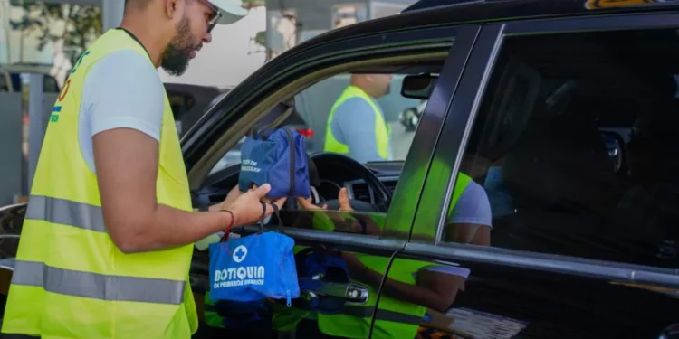 Interior y Policía entrega botiquines conductores en estaciones de peajes