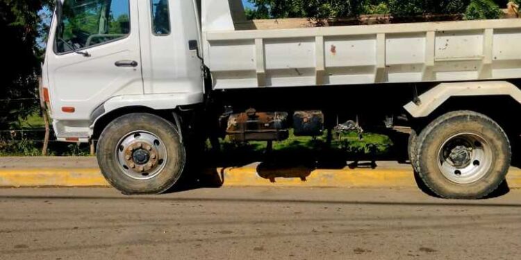 Detienen y envían la justicia a conductor de camión con 5 nacionales haitianos en Montecristi