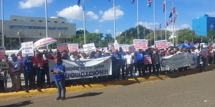 “Si tocan la cesantía, aquí va a haber candela”, advierten cientos de trabajadores frente al Congreso