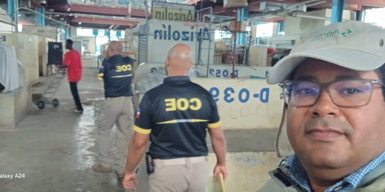 Técnicos del COE inspeccionan superficie del mercado fronterizo afectada por incendios en Dajabón 