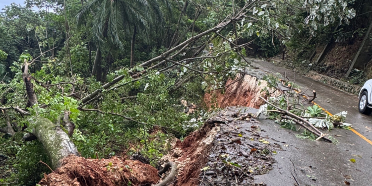 Derrumbe obstruye carretera clave en Cabrera; comunidades afectadas piden intervención