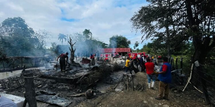 Incendio arrasa con vivienda en Escalereta, Imbert