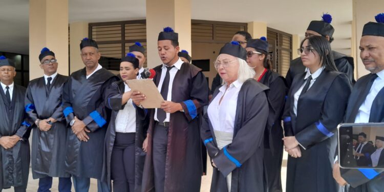 Fiscales de Puerto Plata se manifiestan exigiendo mejores condiciones salariales y otras reivindicaciones
