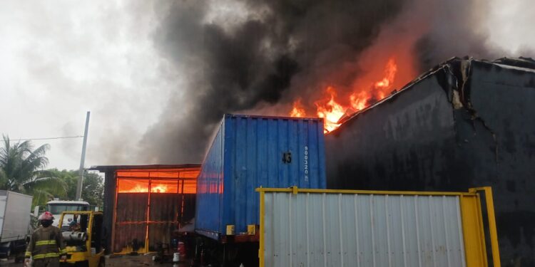 Dos incendios afectan establecimientos comerciales en Santiago