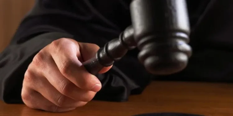 Condenan a 26 años hombre que atacó jueza en EE.UU.