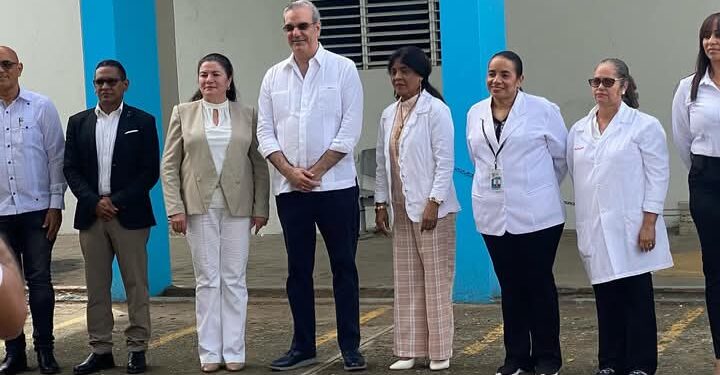 Autoridades de salud presentan otra cara de hospital al presidente Luis Luis Abinader en Dajabón 