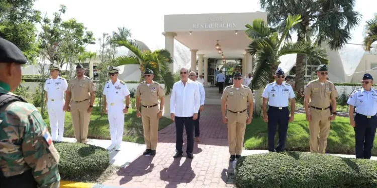 Abinader instruye 100% de seguro médico para militares pensionados
