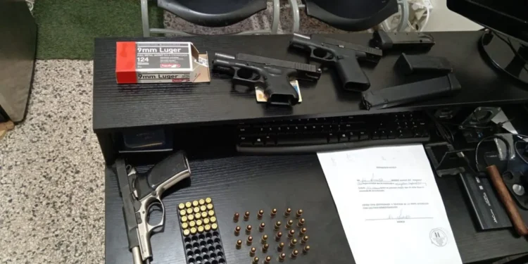Policía Nacional decomisa armas de fuego y arresta a tres personas en La Vega