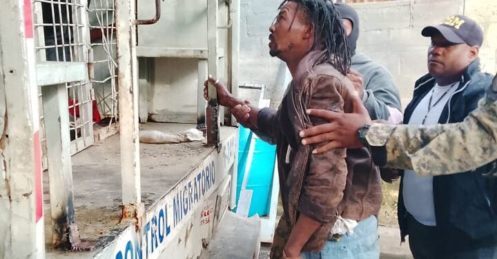 Migración detuvo a 75 indocumentados durante operativo en el municipio de Loma de Cabrera
