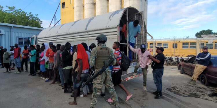 Control migratoria detienen 64 indocumentados durante operativo junto al ERD en Montecristi