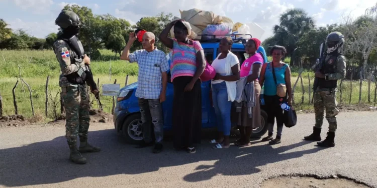 Video: Ejército detiene migrantes haitianos indocumentados en Montecristi