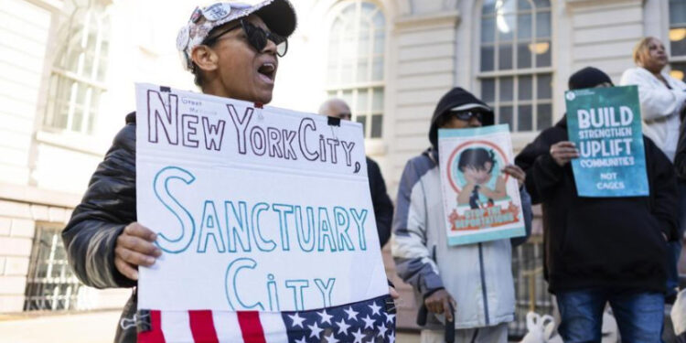 Migrantes piden protección a alcalde de Nueva York por «miedo» al segundo mandato de Trump