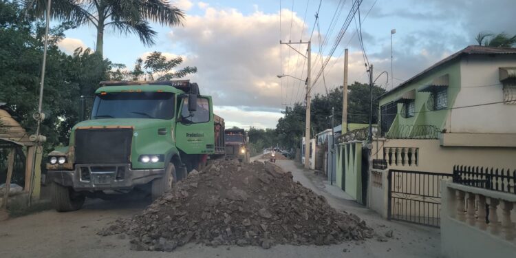 Encargado de la junta distrital de Cañongo Tony Morel aplica relleno de piedras en calle principal de la Vigía Dajabón