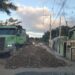 Encargado de la junta distrital de Cañongo Tony Morel aplica relleno de piedras en calle principal de la Vigía Dajabón