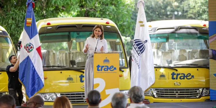 Vicepresidenta lanza rutas escolares para impactar la educación en tres provincias del Cibao
