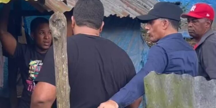 Vídeo: Denuncian encargado de junta distrital realizó disparo en su lucha contra indocumentado en Santiago de la Cruz Dajabón