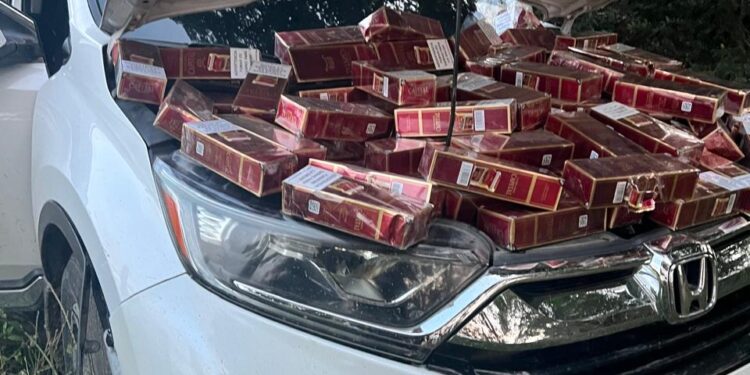 Vídeo; Policía ocupa vehículo y detienen una persona con contrabando de 39,200 cigarrillos en comunidad de Montecristi