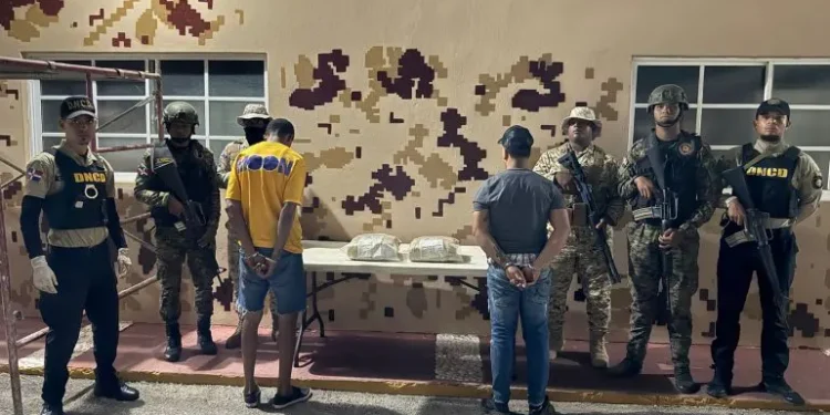 CESFRONT, Ejército y DNCD incautan más de 21 libras de presumible Marihuana en Pedernales