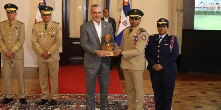 Presidente Abinader recibe saludo solemne de cinco promociones de oficiales de las Fuerzas Armadas y la Policía Nacional
