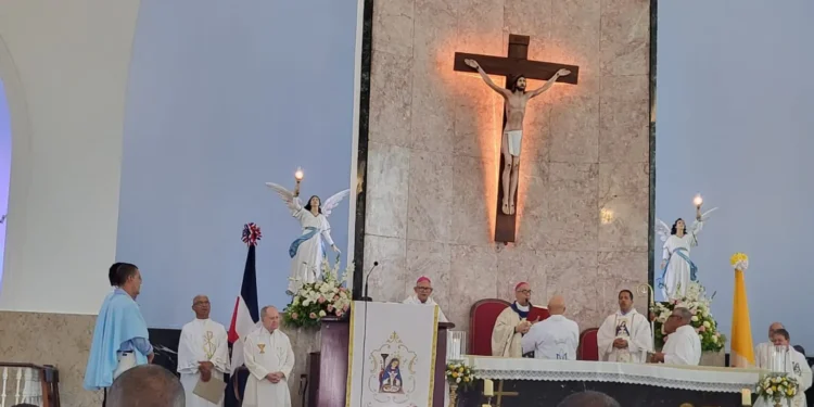Arzobispo de Santiago cuestiona desplazamientos y reclama una sociedad más justa y solidaria