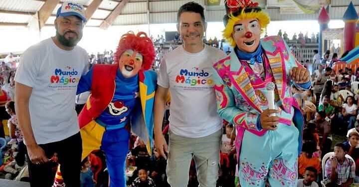 Comunicador y artista entregaron cientos de juguetes a niños de Manzanillo, mediante el espectaculo Mundo Mágico