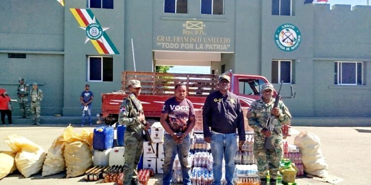 Ejército decomisa contrabando de bebidas y cigarrillos oculto en un camión bajo carga de guineos