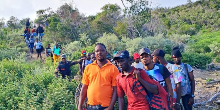 Vídeo; ERD detiene caravana de indocumentados haitiano intentaron introducir por Montecristi