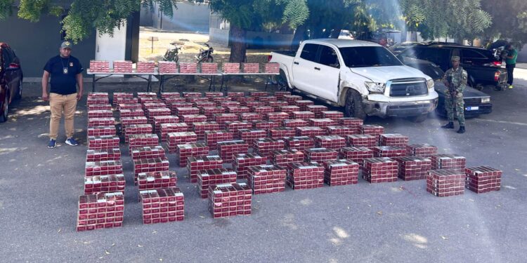 Vídeo; Ejército incauta contrabando de más de 500 mil cigarrillos tras persecución de una camioneta en Santiago Rodríguez