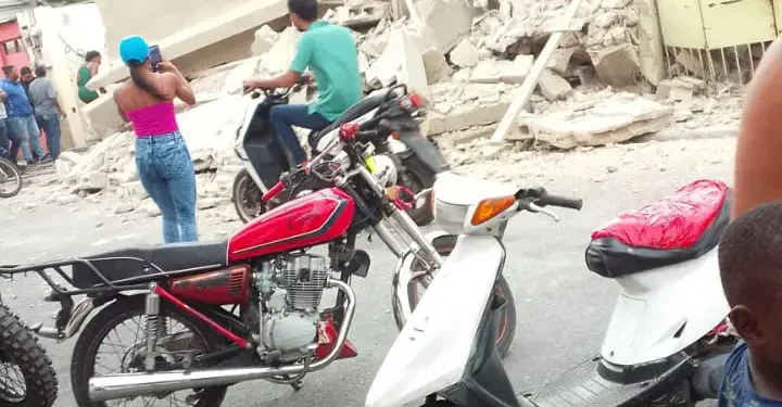 Se desploma vivienda con al menos cuatro personas dentro en La Romana; 911 coordina asistencia