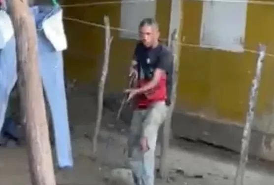 Video; Detienen hombre disparándole a otro con una escopeta en comunidad de Montecristi