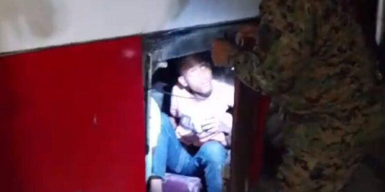 Vídeo; Conductor y cobrador de autobús detenidos con haitianos indocumentados luego de una persecución en San Juan de la Maguana