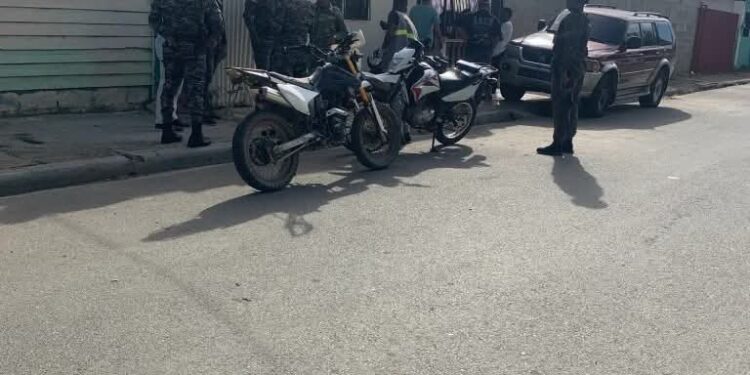 Al menos un vehículo y varias viviendas impactadas por balas durante intenso tiroteo en Montecristi