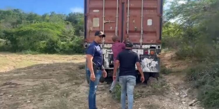 Vídeo; Dicrim recupera en Montecristi contenedor robado en Dajabón