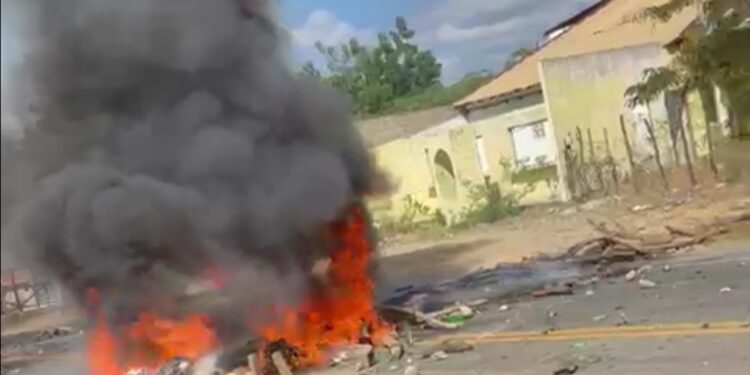 Comunidades de Montecristi protesta contra falta de recogida de basuras, apagones y alta facturas de edenorte