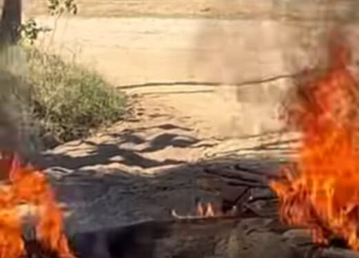 Protestan con neumáticos encendidos y obstáculo por mal estado de carretera la Patilla Dajabón 