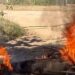 Protestan con neumáticos encendidos y obstáculo por mal estado de carretera la Patilla Dajabón 