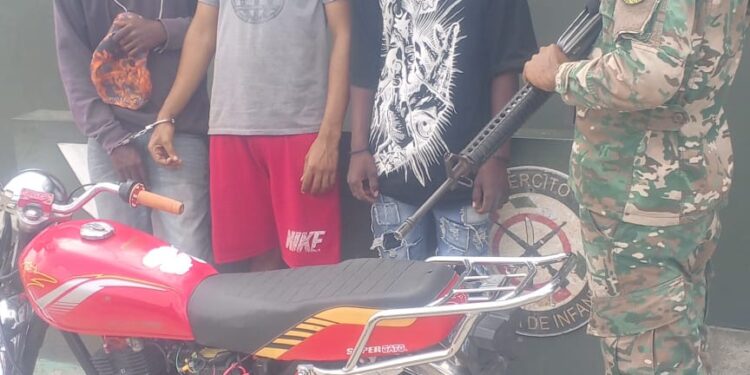 Atrapan motorista con dos indocuentados en la Solitaria Montecristi