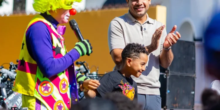 Omar Fernández lleva felicidad y juguetes a niños en día de Reyes