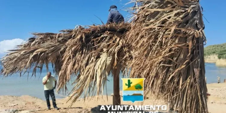 Alcalde Jesús Jerez rehabilita quioscos en la playita de el Morro