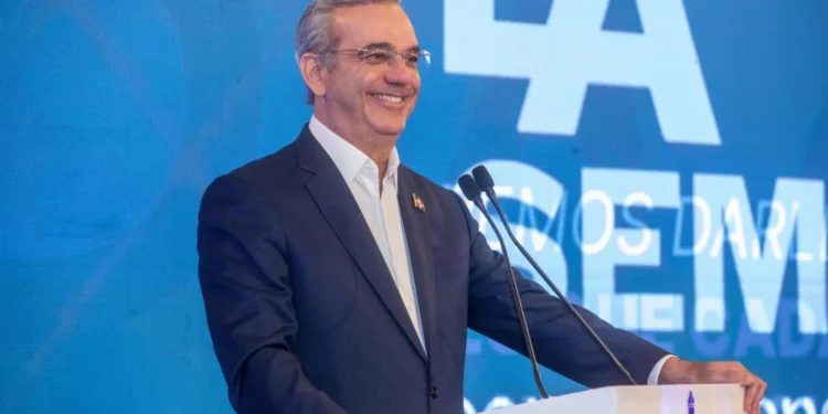 El Gobierno planea un aumento salarial de 20 % para trabajadores no sectorizados, anuncia Abinader