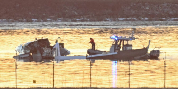 Recuperan 28 cuerpos en el río Potomac del accidente aéreo en Washington