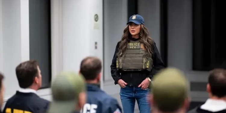 Secretaria de Seguridad Nacional dirige las primeras redadas de inmigrantes en Nueva York