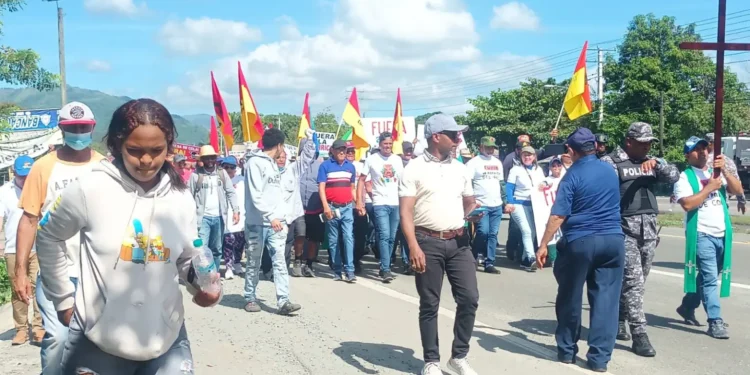Marchan contra presa de cola que construye minera Barrick Pueblo Viejo