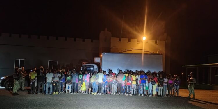 Vídeo; En camión frigorífico y jeepeta eran transportados 90 haitianos indocumentados detenidos por el Ejército en Montecristi