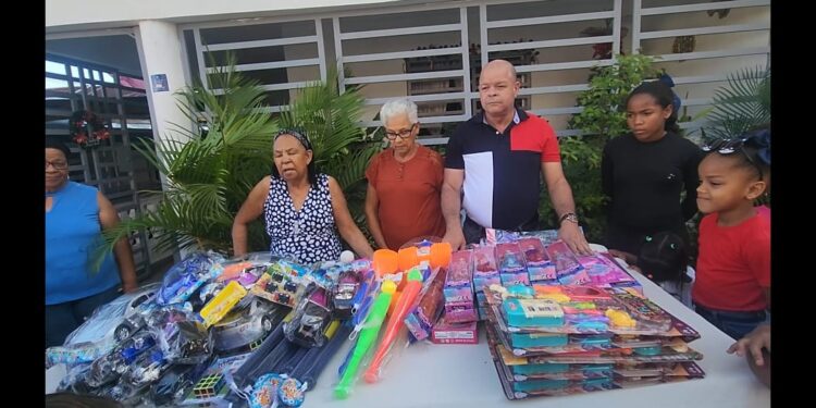 Comunicador Carlos Bueno entrega juguetes y golosinas durante compartir con niños del municipio Partido Dajabón