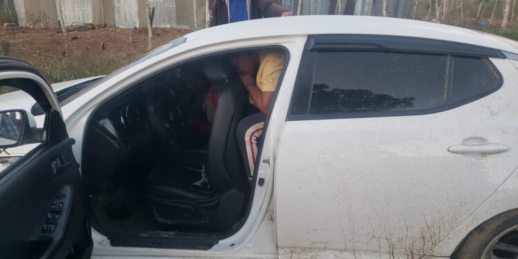 Vídeo; Ejército retiene dos vehículos dejados abandonados con haitianos indocumentados en Valverde